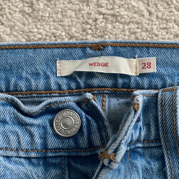 Levi’s Wedgie W28. Like-new condition. - Picture 3 of 3